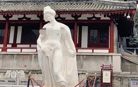 贵妃半裸出浴雕像被指“不雅观”